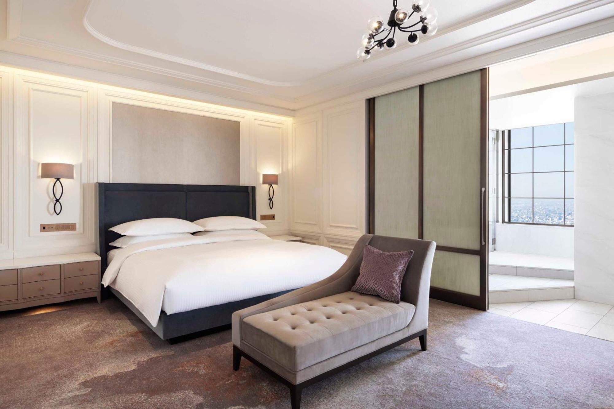 Nagoya Marriott Associa Hotel מראה חיצוני תמונה A bedroom at The Ritz-Carlton, Hong Kong